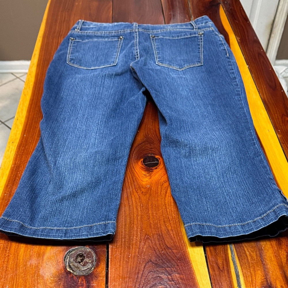 Bandolino Dark Blue Cropped Jeans. H10 - Picture 7 of 7